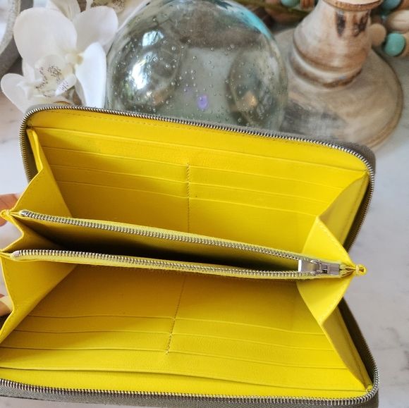 Celine Wallet in EUC...look at that crispy yellow interior! Gorgeous! $1,200 new - Picture 5 of 16